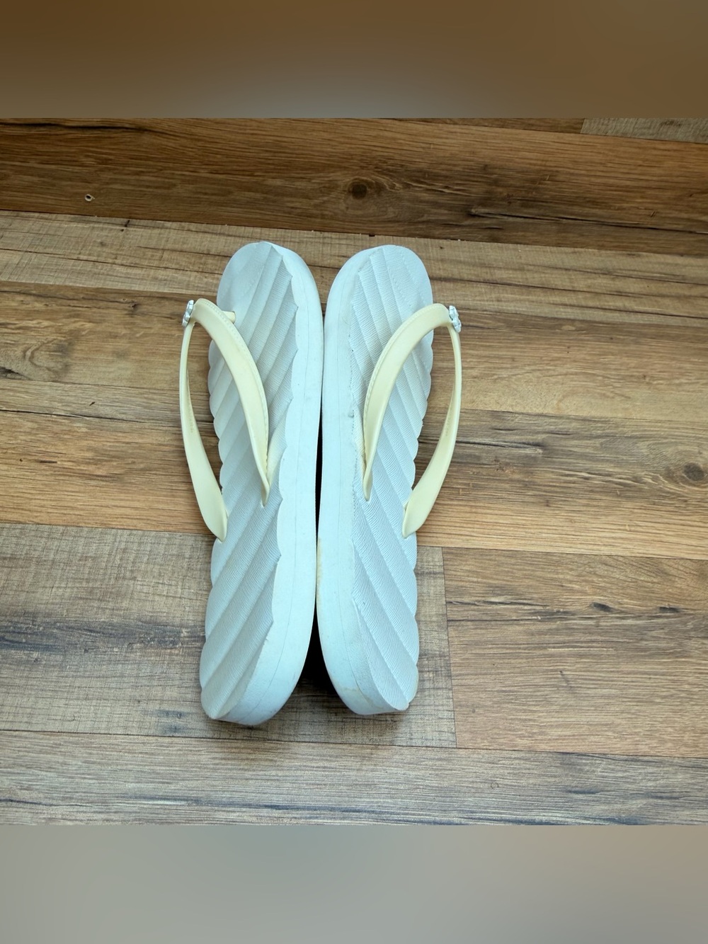 Tory Burch size 9 White and Cream Simple Flip Flop Sandals - Picture 6 of 7
